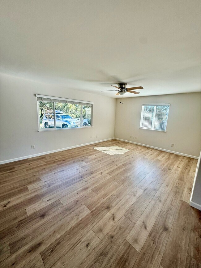 Building Photo - 240 Scholtz Ave