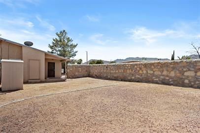 Building Photo - Charming 2-Bedroom - Big Backyard and No Carpet!