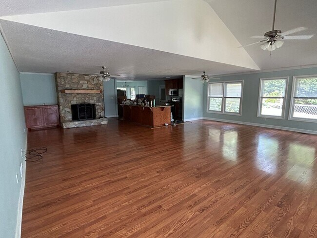 Building Photo - Lakefront Living with Style and Space