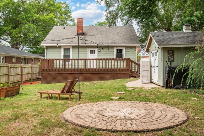 Building Photo - Cute 3 BR Bungalow with Backyard Oasis!