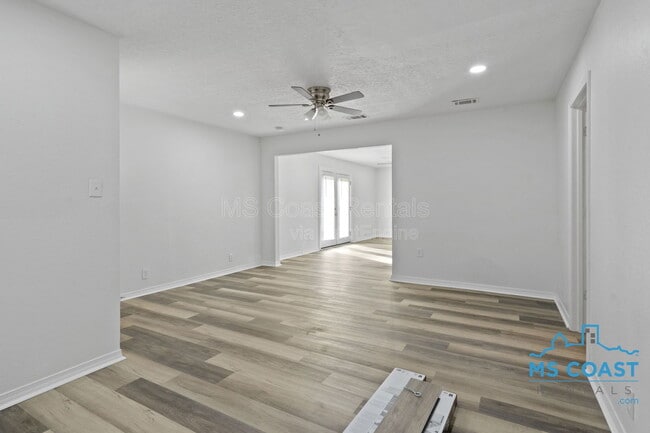 Building Photo - 340 Hiller Dr