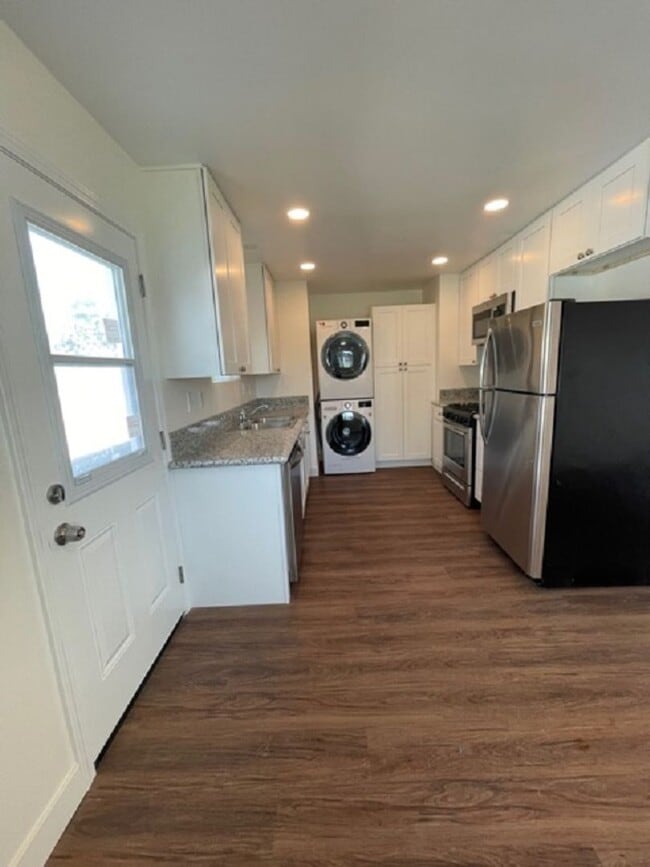 Building Photo - Lovely 1 story, fully remodeled house