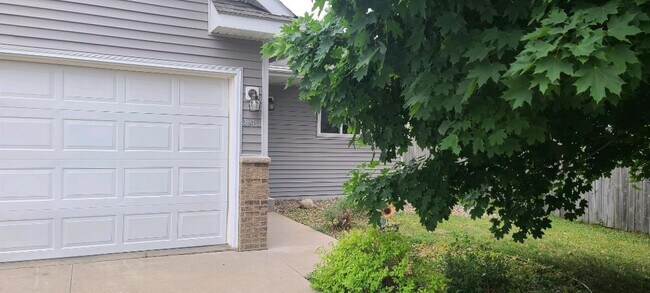 Building Photo - 4248 Red Hawk Dr SE