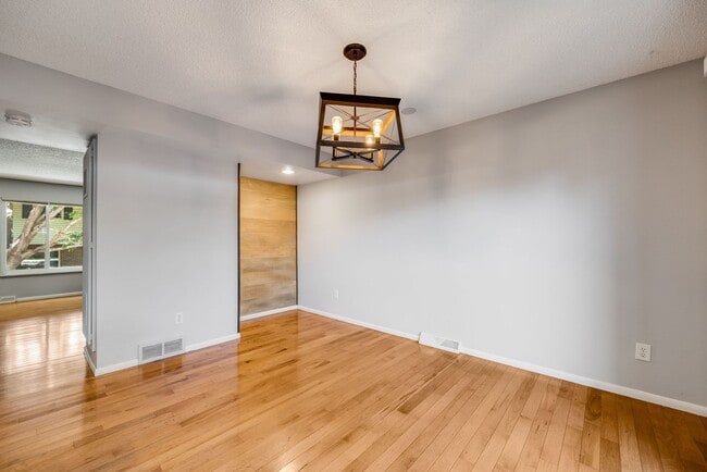 Building Photo - 2 Bedroom 2.5 Bath Townhome in Southeast D...