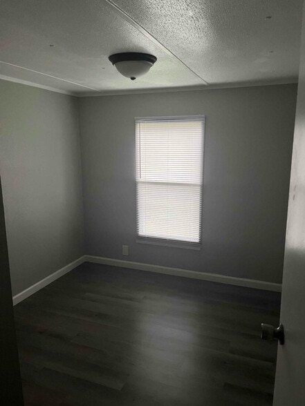Building Photo - 302 Cottonwood Ln