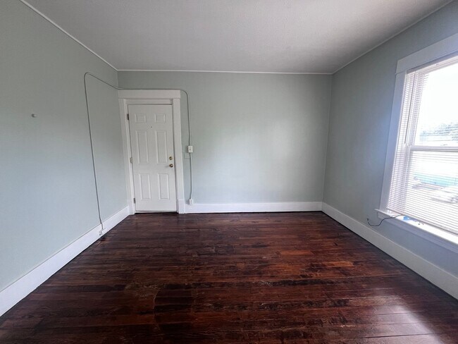 Building Photo - Upper One Bedroom - Close to Downtown Gran...