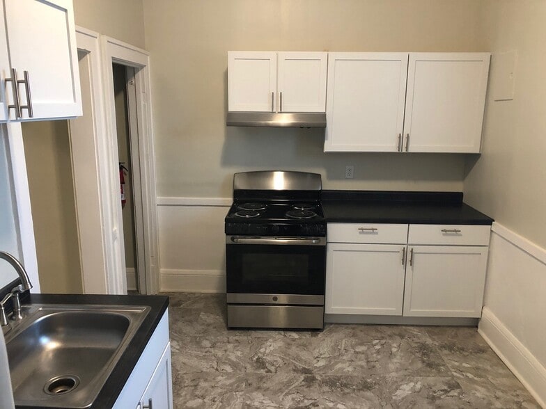 Building Photo - 694 6th St E