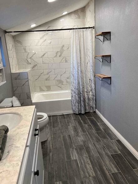 Building Photo - 606 E B St