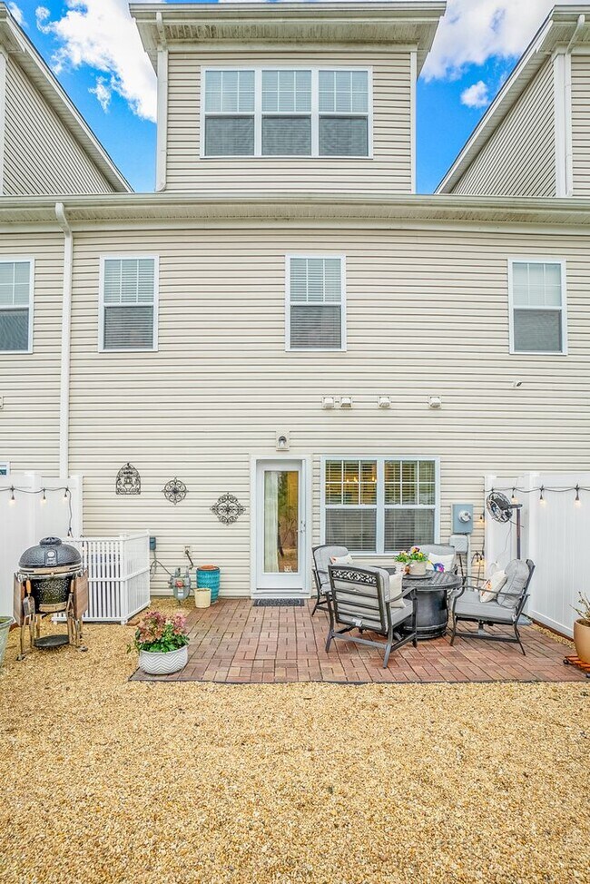 Building Photo - Luxury Townhome for Rent near Regent!