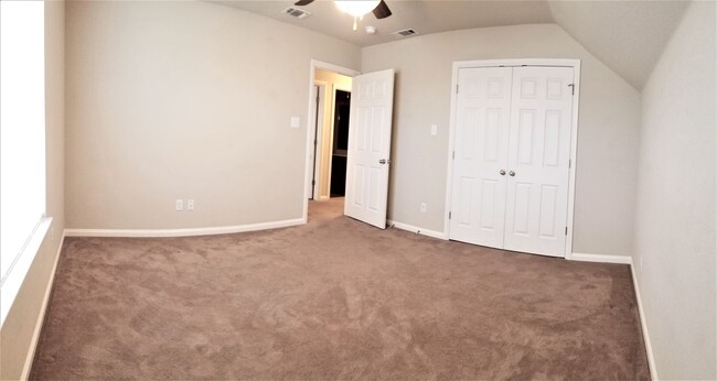 Building Photo - Spacious 2 Story Duplex in Benbrook