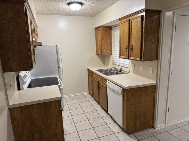 Building Photo - 905 Bluebird Dr
