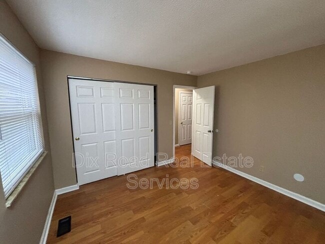 Building Photo - 3701 Greenview Dr