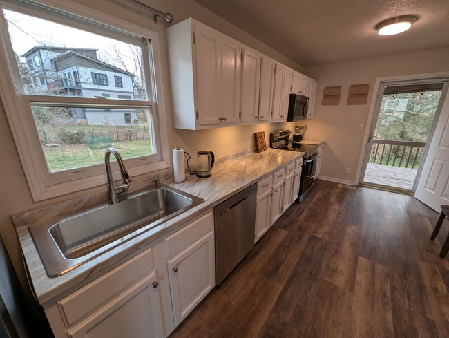 Building Photo - 5-25 Woodrow Ave