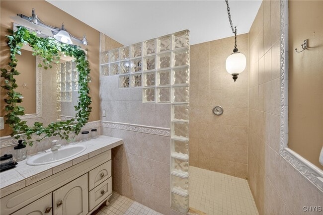 Building Photo - 2340 Court St