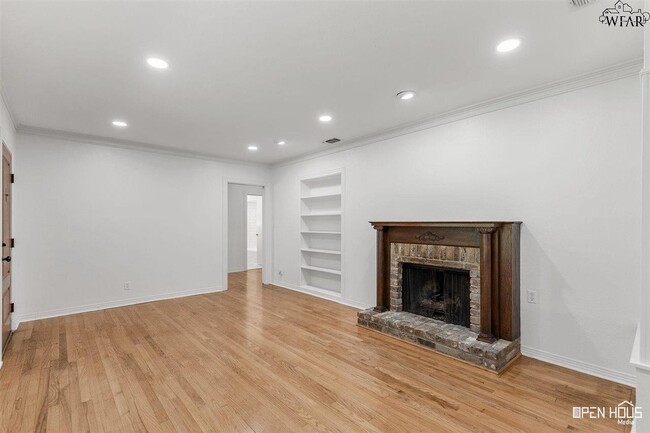 Building Photo - 2409 Martin St