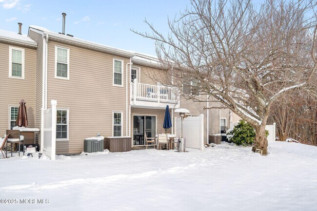 Building Photo - 33 S Pointe Cir