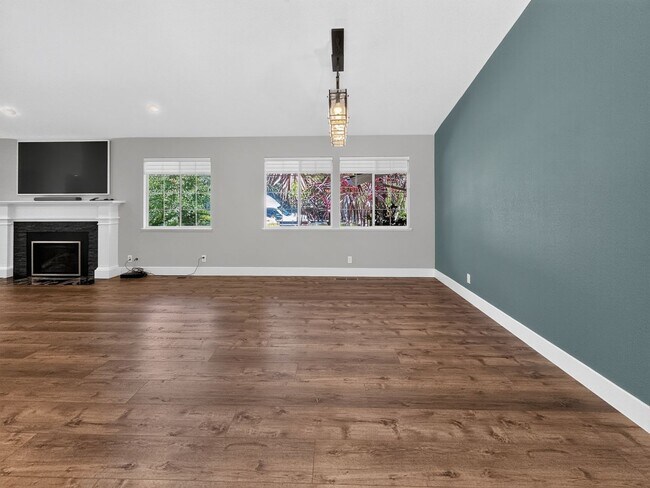 Building Photo - Gorgeous 4 Bedroom PLUS Spacious Bonus Room with Pool in Desired Alamo Neighborhood Available Now!