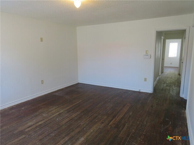 Building Photo - 1305 S 5th St