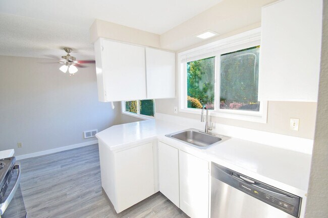 Building Photo - Newly Updated Single Level 2 Bedroom Apt in SE Portland!