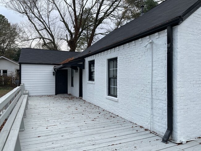 Building Photo - Live on Maple