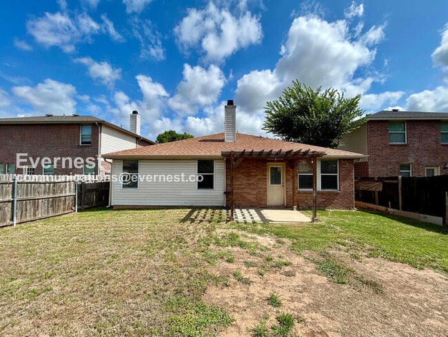 Building Photo - 4 Bed, 2 Bath Home with Fenced Yard & Garage / Available Now!