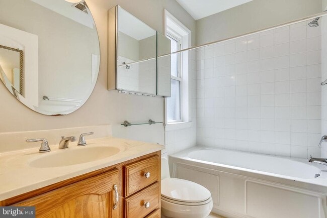 Building Photo - 119 N Peyton St