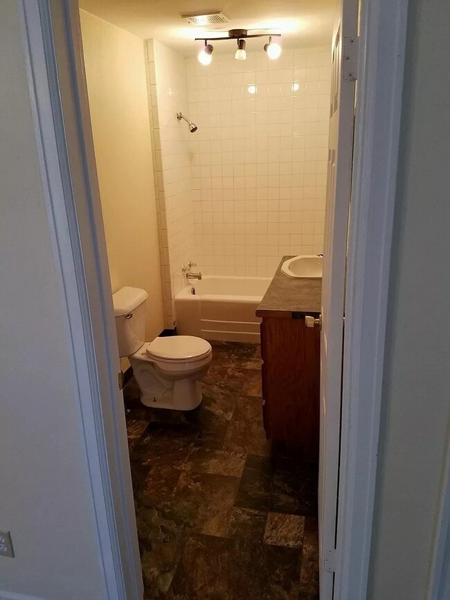 Building Photo - 333 E Greenview Ave