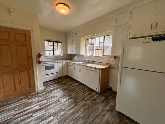 Building Photo - 3-bedroom, 2-bath student house