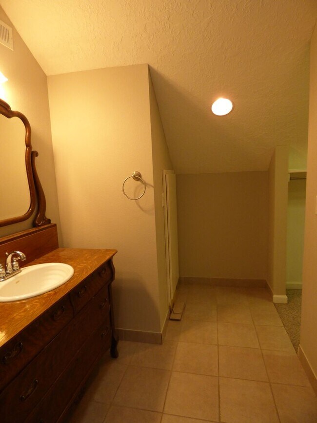 Building Photo - Rent Special: 1/2 Off First Full Month's Rent