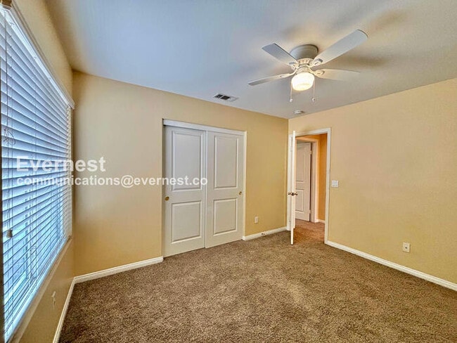 Building Photo - 5 Bed/3.5 Bath Home with Garage / Vouchers Accepted / Available Now!