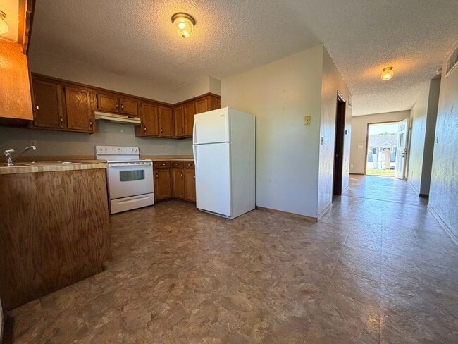 Building Photo - Cozy 2 Bedroom Duplex!