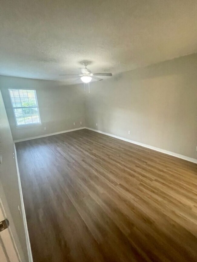 Building Photo - 2 bedroom/2 bathroom/2 car garage town hom...