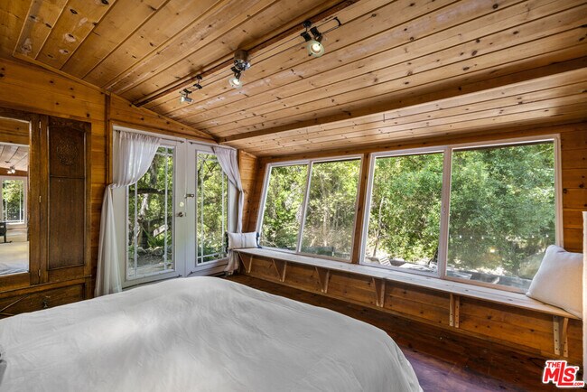 Building Photo - 618 S Topanga Canyon Blvd