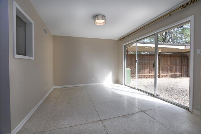 Building Photo - 1215 Briarpark Dr