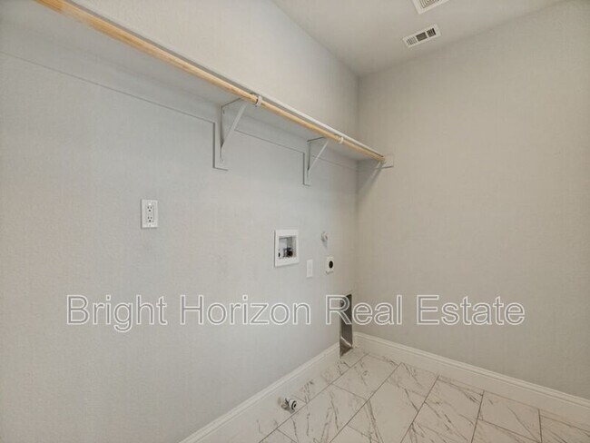 Building Photo - 449 Woodgrove Dr