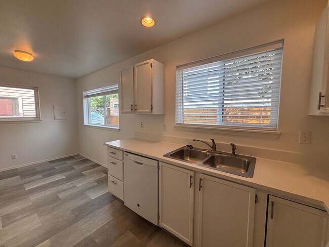 Building Photo - Available Now! Charming Home Across from Judkins Park