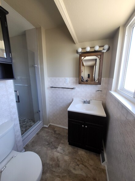 Primary ensuite bathroom - 1909 Collier Ave