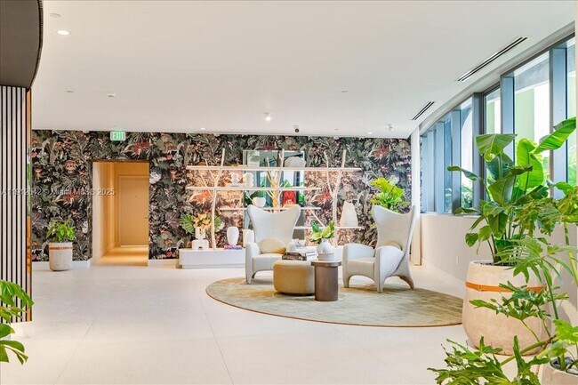 Building Photo - 700 NE 24th St