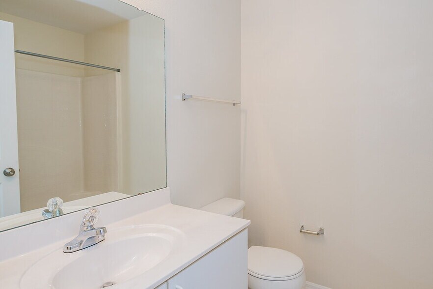 Building Photo - 8376 Oak Crossing Dr W