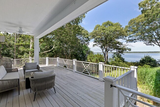 Building Photo - 26 3 Mile Harbor Dr