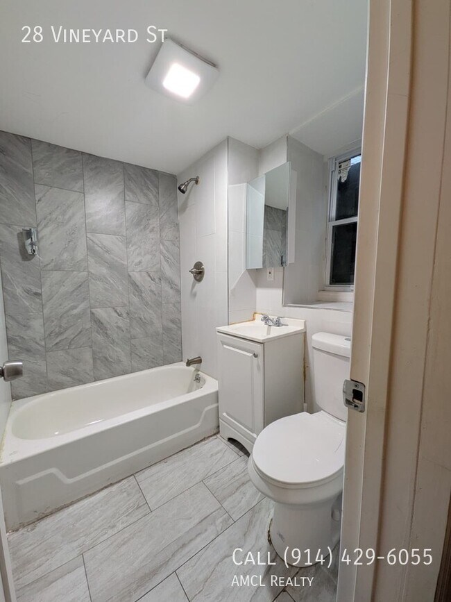 Building Photo - 28 Vineyard Ave