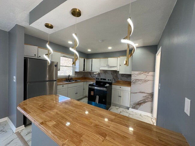 Building Photo - 5 Bedroom / 3 Bath Home Kingsport, TN