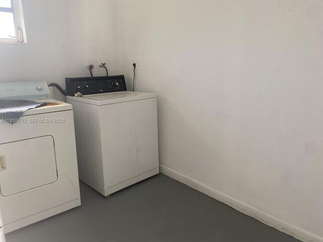 Building Photo - 5904 SW 27th St