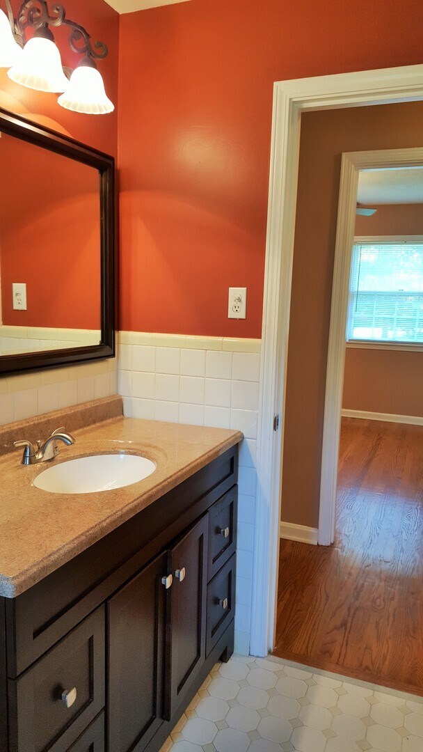 Building Photo - Great, 3 Bedrooms, 1.5 Baths, Brick Ranch ...