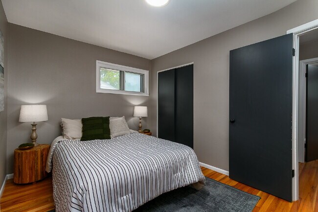 Building Photo - "Charming 3-Bedroom Retreat in St. Louis with Spacious Living!"