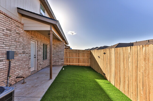 Building Photo - Like-New Modern Townhomes in Cooper ISD!