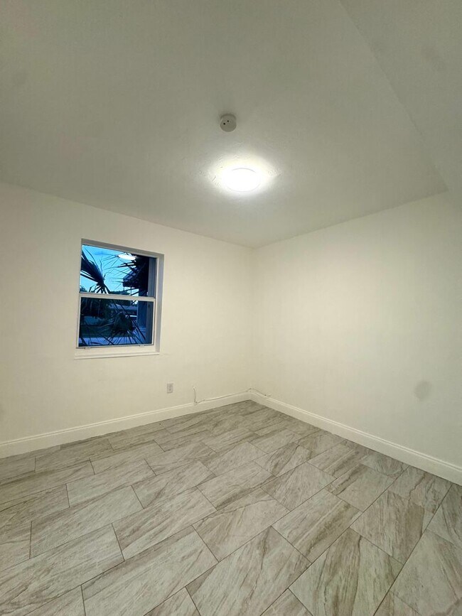 Building Photo - Updated 3-Bed/2-baths Home with Screened Porch & Lush Yard in Pompano Beach Highlands