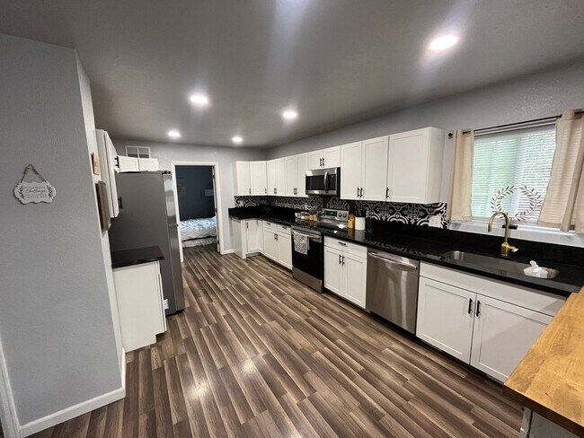 Building Photo - ALL PROSPECTIVE TENANTS MUST SUBMIT A $58 ...