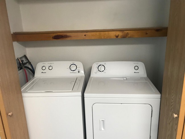 Building Photo - 916 6th St S