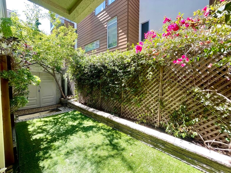 Building Photo - 156 S Oak Knoll Ave